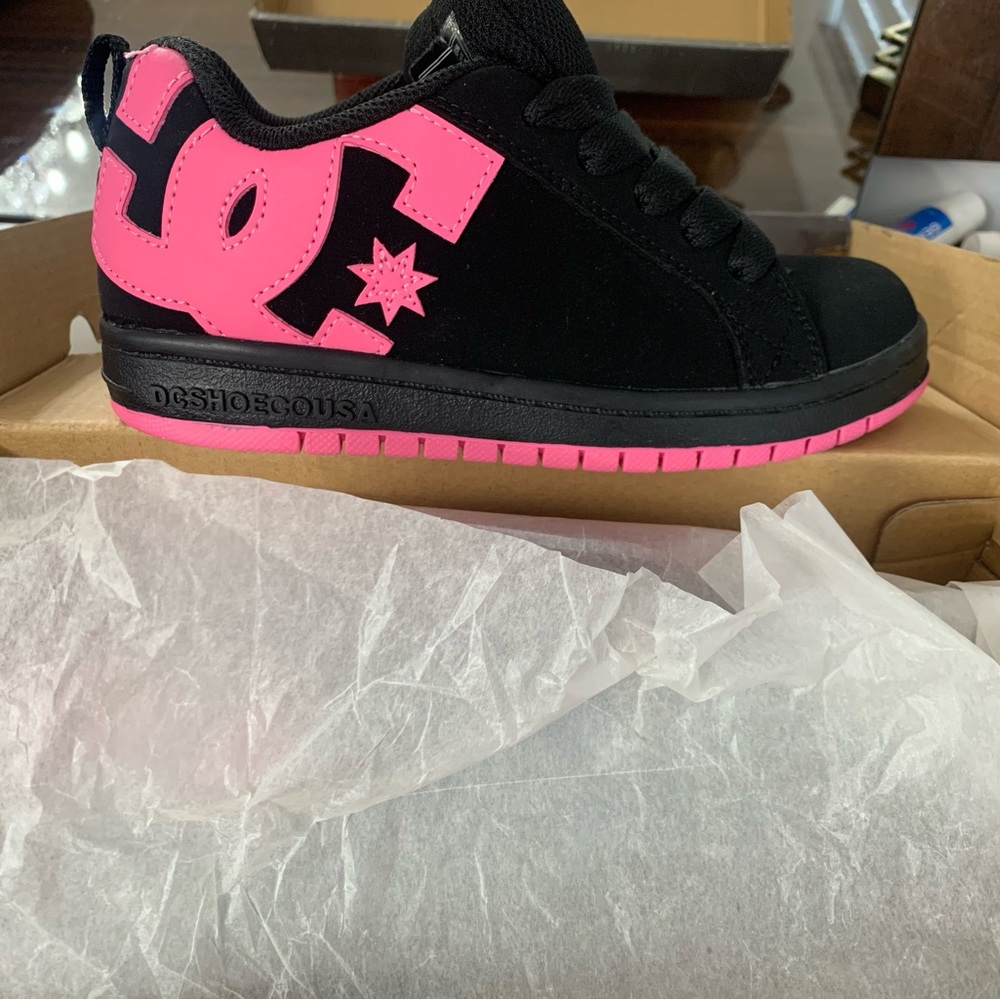 Black and pink DC Shoes vintage brand new selling because didn’t fit me